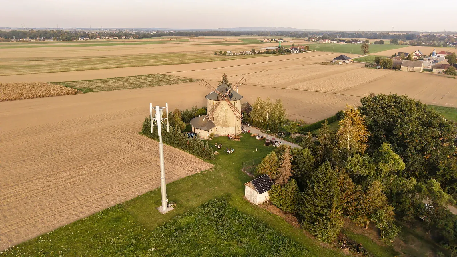 Widok na wiatrak i drogę prowadzącą przez Łowkowice